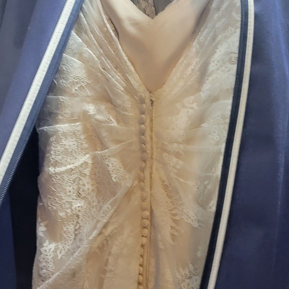 New wedding dress - Picture 3 of 3